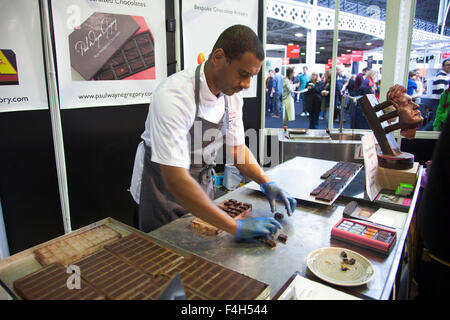 Londres, Royaume-Uni. 18 octobre 2015 - Des spécialistes internationaux de l'industrie du chocolat se rassemblent à Olympia hall pour exposer à l'assemblée annuelle du chocolat à Londres, le plus grand événement de chocolat. Les activités comprennent des ateliers, des présentations par des grands chefs, des démonstrations et un chocolat fashion show. Credit : Nathaniel Noir/Alamy Live News Banque D'Images