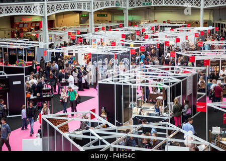 Londres, Royaume-Uni. 18 octobre 2015 - Des spécialistes internationaux de l'industrie du chocolat se rassemblent à Olympia hall pour exposer à l'assemblée annuelle du chocolat à Londres, le plus grand événement de chocolat. Les activités comprennent des ateliers, des présentations par des grands chefs, des démonstrations et un chocolat fashion show. Credit : Nathaniel Noir/Alamy Live News Banque D'Images