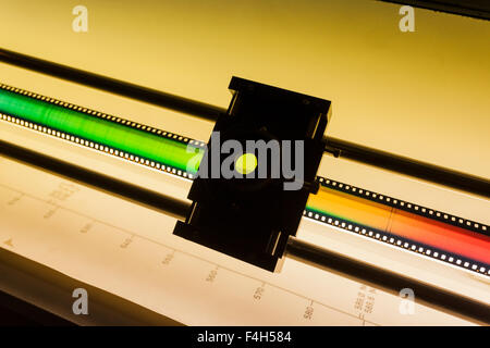 Bande de film de 35 mm avec le spectre de la lumière solaire visible exposés sur elle, à l'institut d'astrophysique des Canaries, Teneri Banque D'Images