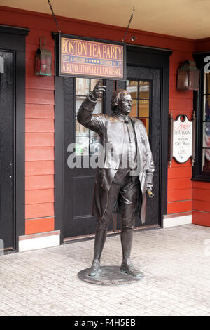 Statue de Samuel Adams à l'extérieur de la Boston Tea Party les navires et la construction du musée, Boston, Massachusetts, USA Banque D'Images