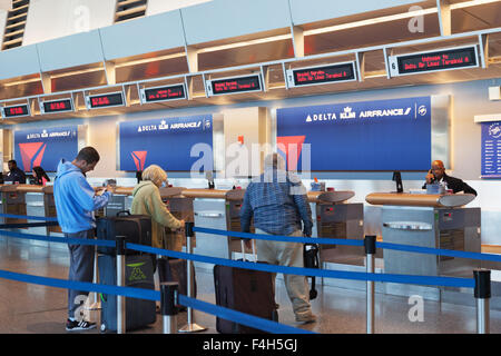 Les passagers de l'air à la dépose bagages à l'hôtel, un terminal, l'Aéroport International de Logan, Boston, Massachusetts, USA Banque D'Images