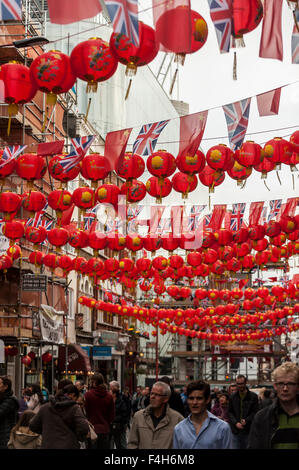 Londres, Royaume-Uni. 18 octobre 2015. Les drapeaux chinois et l'Union Jack drapeaux pendent entre les lanternes dans le quartier chinois à venir de cette semaine de visite d'état, la première de la Chine depuis 2005, du président chinois, Xi Jinping. Selon l'Ambassadeur de Chine, Liu Xiaoming, la visite sera axée sur "partenariat" et "coopération" entre les deux pays. Crédit : Stephen Chung / Alamy Live News Banque D'Images