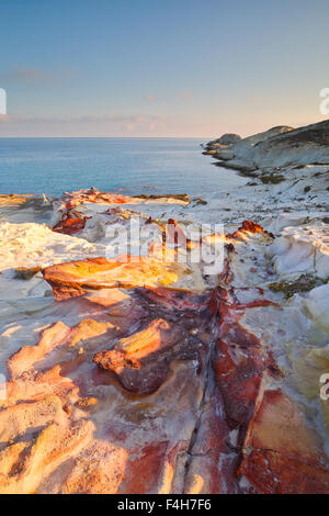 À proximité de la côte Mandrakia village au nord de l'île de Milos éclairées par la lumière du matin. Banque D'Images