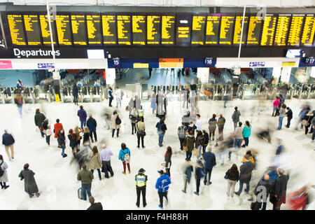 La foule dans le grand hall à la gare de Waterloo, London, England, UK Banque D'Images