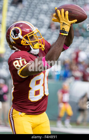 Octobre 18, 2015, Washington Redskins (wide receiver Jamison Crowder (80) attrape la balle avant le match de la NFL entre les Redskins de Washington et les New York Jets à MetLife Stadium à East Rutherford, New Jersey. Christopher Szagola/CSM Banque D'Images