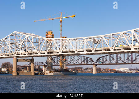 Le pont Kennedy, nouveau pont I-65 (en construction) et quatre gros pont sur la rivière Ohio à Louisville, Kentucky. Banque D'Images
