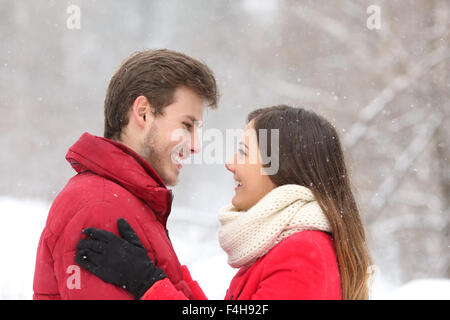 Couple à l'autre en hiver il neige en montagne Banque D'Images