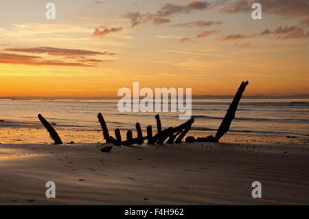 Naufrage au coucher du soleil sur les sables bitumineux Seton Banque D'Images