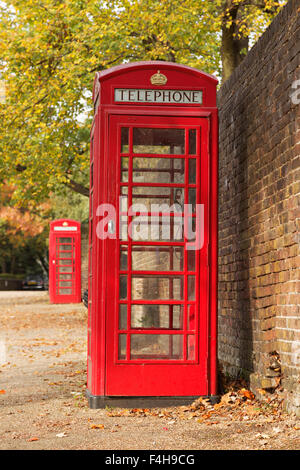 Hampstead, Londres, Royaume-Uni, 18 Octobre 2015 : La Phonebox rouge aux couleurs de l'automne sous le soleil de Hampstead Village. Crédit : David Bleeker Photography.com/Alamy Live News Banque D'Images