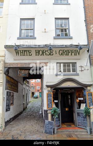 Le Cheval Blanc et Griffin Coaching Inn Whitby Yorkshire Banque D'Images