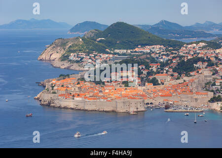 Dubrovnik, Croatie, comté de Dubrovnik-Neretva. Vue générale de la vieille ville et le port. La vieille ville de Dubrovnik est un l'UNESCO Banque D'Images