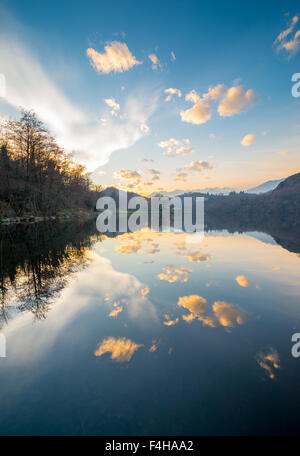 Vue magnifique du lac Sirio en Piémont au coucher du soleil, avec un grand ciel reflétant elle-même dans l'eau calme Banque D'Images