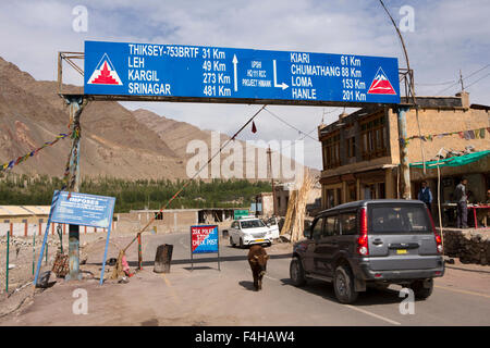 L'Inde, le Jammu-et-Cachemire, Ladakh, Upshi, véhicules de police au check point sur la route Leh-Manali Banque D'Images