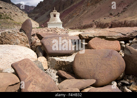 L'Inde, le Jammu-et-Cachemire, Ladakh, Miru, pierres mani mantra Tibétain avec inscrit dans le script Banque D'Images