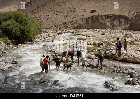 L'Inde, le Jammu-et-Cachemire, Ladakh, Rumtse, les hommes dans les roches de la rivière Guiakh faisant levier pour modifier le débit Banque D'Images