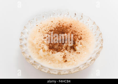 Riz au lait à la cannelle isolé sur blanc. Banque D'Images