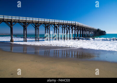 Pier dans les vents de l'océan pacifique à la California coast Banque D'Images