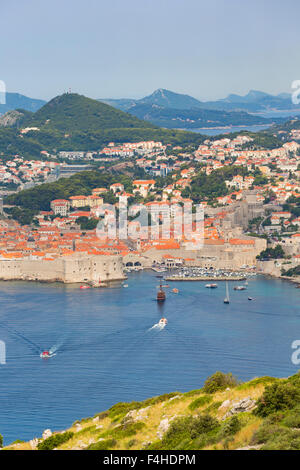 Dubrovnik, Croatie, comté de Dubrovnik-Neretva. Vue générale de la vieille ville et le port. La vieille ville de Dubrovnik est un l'UNESCO Banque D'Images