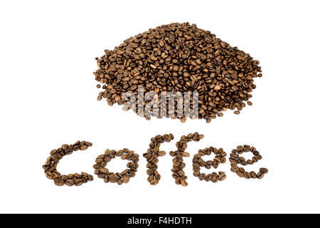 Mot café avec heap de grains de café isolé sur fond blanc Banque D'Images