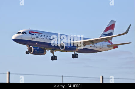 British Airways Airbus A320 G-EUYS entrée en terre à l'aéroport de Londres Heathrow LHR Banque D'Images