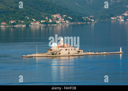 Perast, le Monténégro. Baie de Kotor. L'île artificielle de Notre Dame de la roche. Banque D'Images