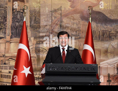 (151018) -- ISTANBUL, 18 oct., 2015 (Xinhua) -- Le Premier ministre turc Ahmet Davutoglu, traite d'une conférence de presse conjointe à Istanbul, Turquie, le 18 octobre, 2015. Premier ministre turc Ahmet Davutoglu, le dimanche s'était prête à travailler avec l'Allemagne pour prévenir la migration illégale vers l'Europe, appelant à une résolution pour le conflit syrien pour endiguer la crise. (Xinhua/Il Canling) Banque D'Images