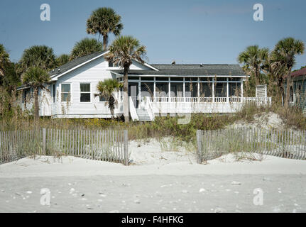 Folly Beach, Caroline du Sud, USA. 17 Oct, 2015. Maisons de Plage multicolores s'asseoir dans les dunes le long de Folly Beach, Caroline du Sud, juste au sud de Charleston. Folly Beach est l'une des différentes parties le long de la côte près de Charleston avec beach houses, cottages et des maisons utilisées comme résidences secondaires pour les vacances et week-ends. Couleurs et disposition varient avec la plupart des dessins et modèles industriels, low profile, volets et gouttières, construction robuste, en tenant compte des conditions météorologiques, de forts vents et la pluie, y compris les ouragans. Beaucoup de maisons choisir d'avoir soulevé de passerelles en bois de faible étendue de dunes et les herbiers avec passage d'escaliers desce Banque D'Images