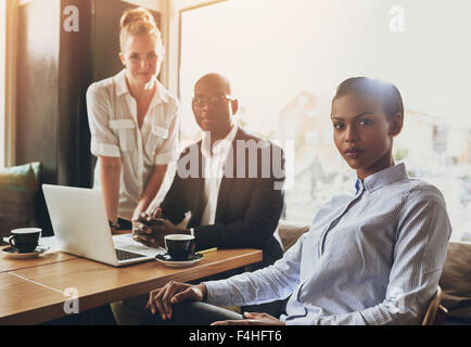 Portrait des gens d'affaires graves, multi ethnique, assis à un groupe de travail Banque D'Images