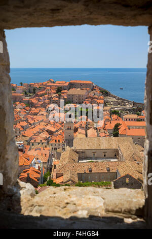 Dubrovnik, Croatie, comté de Dubrovnik-Neretva. Vue sur les toits de la vieille ville de la Tour Minceta. Banque D'Images