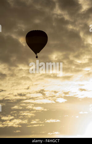 Hot air ballon flottant au-dessus de la ville de Tolède Banque D'Images