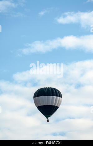 Hot air ballon flottant au-dessus de la ville de Tolède Banque D'Images