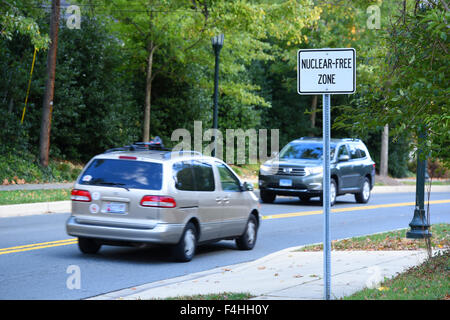 USA Maryland MD Ville de Garrett Park . Un signe sur Strathmore Road déclare que c'est une zone sans nucléaire Banque D'Images