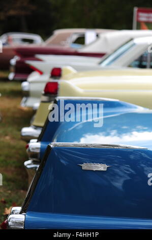 American fait Véhicules Cadillac des années 50, époque montrant leurs nageoires et des lumières Banque D'Images