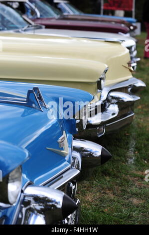 American fait Véhicules Cadillac des années 50, époque montrant leurs nageoires et des lumières Banque D'Images