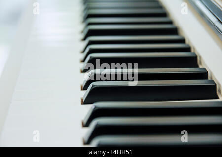 Close-up de clavier de piano centré sur Ab avec beaucoup d'espace blanc Banque D'Images