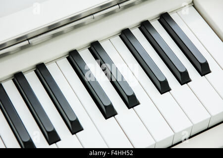 Close-up de clavier de piano centré sur Ab avec beaucoup d'espace blanc Banque D'Images