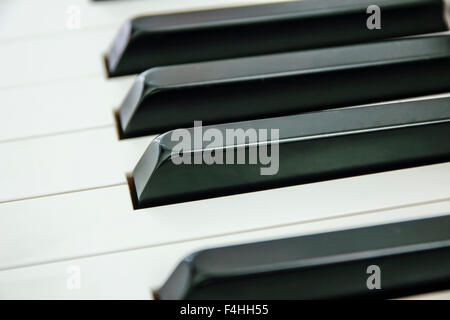 Close-up de clavier de piano centré sur Ab avec beaucoup d'espace blanc Banque D'Images