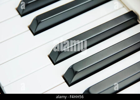 Close-up de clavier de piano centré sur Ab avec beaucoup d'espace blanc Banque D'Images