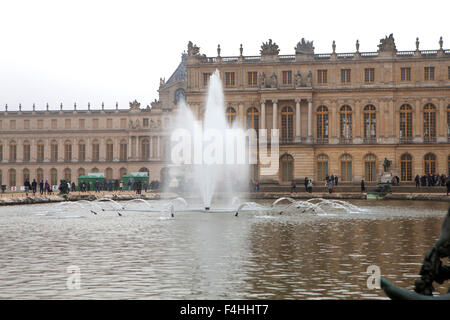 Le Château de Versailles un château royal à Versailles dans la région Île-de-France de France en banlieue de Paris Banque D'Images