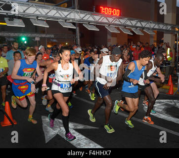 Albuquerque, USA. 18 Oct, 2015. SPORTS -- porteur commencent leur course pendant la Duc City Marathon le dimanche, Octobre 18, 2015. © Greg Sorber/Albuquerque Journal/ZUMA/Alamy Fil Live News Banque D'Images