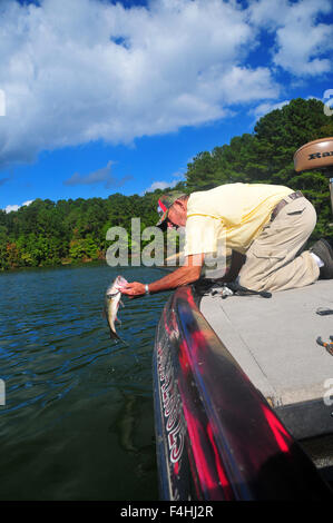 Un pêcheur un achigan à grande bouche sur les terres d'un ver en plastique à partir de la Géorgie's Lake Oconee. Banque D'Images