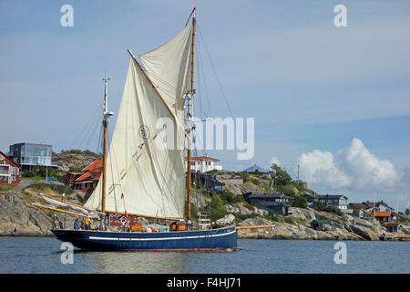 Deux mâts goélette sails passé par Hjuvik koast sur la côte ouest suédoise. Göteborg, Suède Banque D'Images