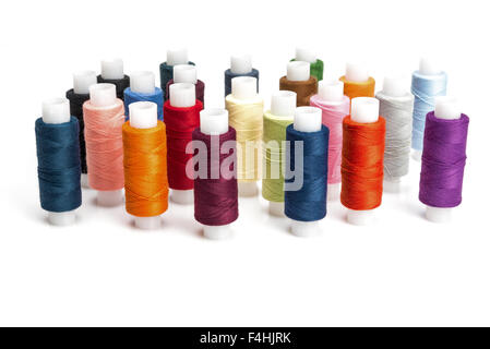 Fils multicolores pour la couture sur bobines isolé sur fond blanc Banque D'Images