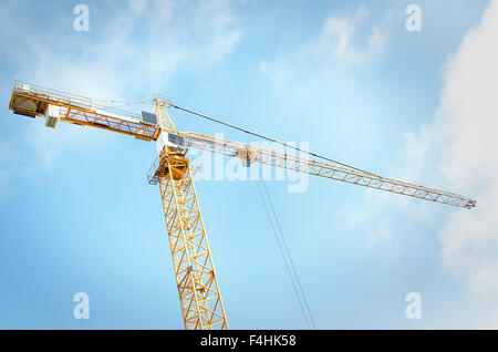 Grue de construction contre le ciel. Banque D'Images