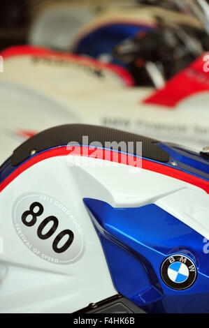 Une ligne de BMW Racing motos garées dans les paddocks au Goodwood Festival of Speed au Royaume-Uni. Banque D'Images