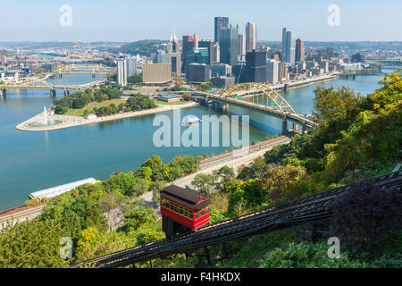 Le Duquesne incline descend de Mt. Washington, avec l'horizon à l'arrière-plan, à Pittsburgh, en Pennsylvanie. Banque D'Images