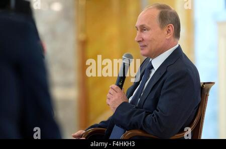 Le président russe Vladimir Poutine lors d'une réunion du conseil de la Société géographique de Russie, le 27 avril 2015 à Saint-Pétersbourg, en Russie. Banque D'Images