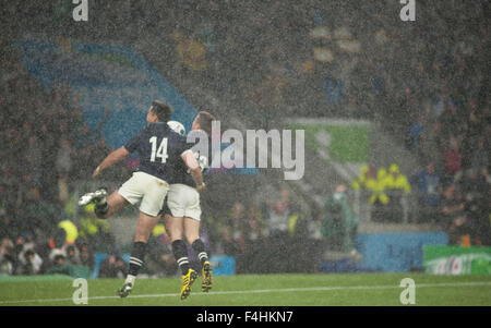 Le stade de Twickenham, London, UK. 18 octobre, 2015. Vu par fortes pluies, Sean Maitland (14) félicite Mark Bennett (13) sur son essayer en fin de match contre l'Australie. L'Écosse a finalement battu 34-35 à l'Australie dans ce quart de finale match battus près de la Coupe du Monde de Rugby 2015. Credit : sportsimages/Alamy Live News Banque D'Images