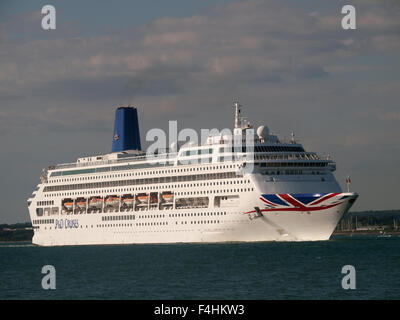 P&O cruise ship Oriana quitter Southampton Hampshire England UK Banque D'Images