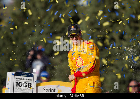 Kansas City, KS, États-Unis d'Amérique. 18 Oct, 2015. Kansas City, KS - Oct 18, 2015 : Joey Logano (22) gagne le Hollywood Casino at Kansas Speedway 400 à Kansas City, KS. Credit : csm/Alamy Live News Banque D'Images